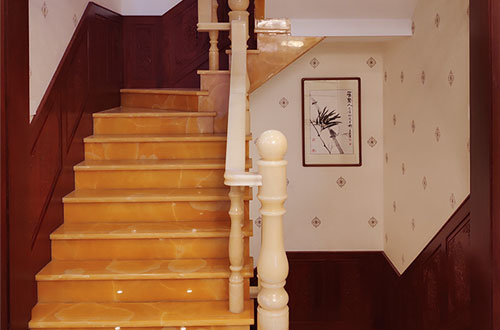 泗县中式别墅室内汉白玉石楼梯的定制安装装饰效果